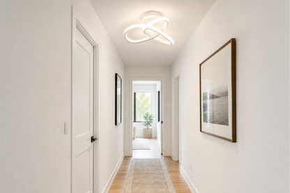 Luminária de Teto LED 3 Cores branca em corredor claro com quadros na parede - Vittara Decor