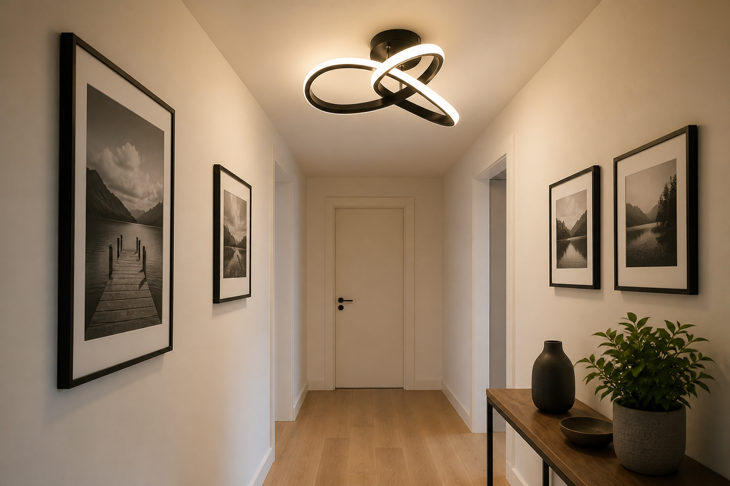 Luminária de Teto LED 3 Cores preta em corredor com piso de madeira clara - Vittara Decor