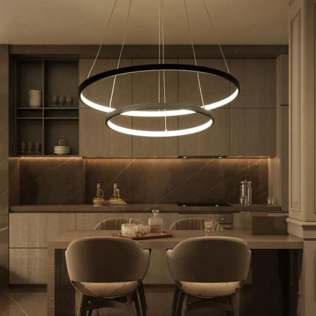 Lustre pendente circular duplo em LED com luz quente sobre mesa de jantar a noite - Vittara Decor