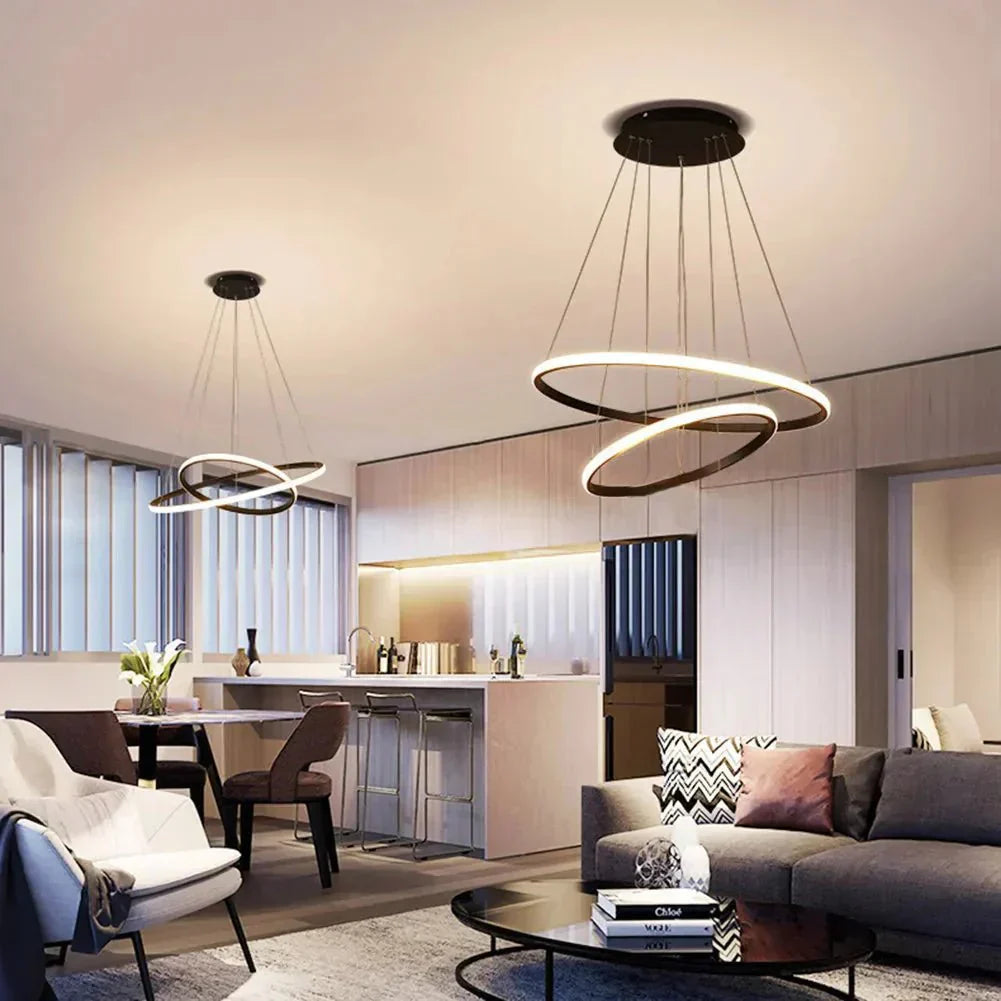 Dois lustres pendentes circulares em LED em sala e jantar de planta aberta - Vittara Decor