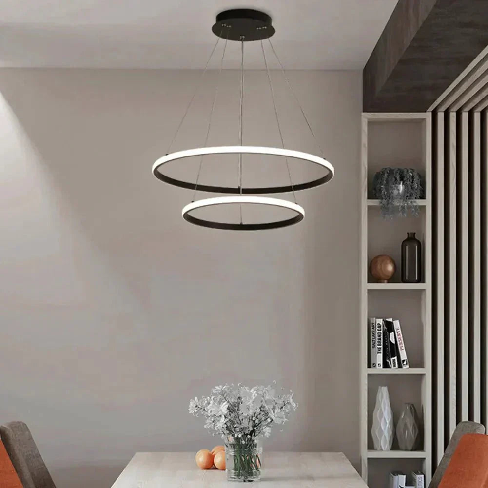 Lustre Pendente Circular Duplo em LED aceso sobre sala de estar integrada - Vittara Decor