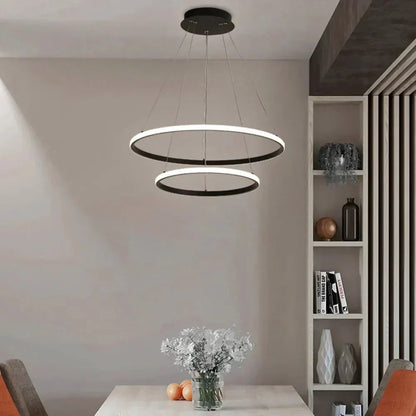 Lustre Pendente Circular Duplo em LED aceso sobre sala de estar integrada - Vittara Decor