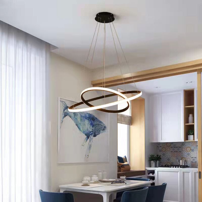 Lustre pendente circular em LED sobre mesa de jantar com quadro e cozinha ao fundo - Vittara Decor