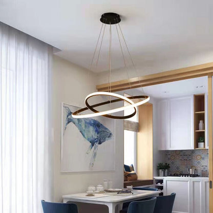 Lustre pendente circular em LED sobre mesa de jantar com quadro e cozinha ao fundo - Vittara Decor