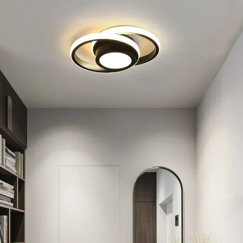 Luminária de Teto LED preta redonda de 3 cores em corredor com estante - Vittara Decor