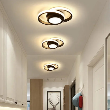 Luminária de Teto LED preta redonda de 3 cores no corredor com luz quente - Vittara Decor