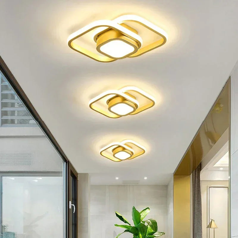 Luminária de Teto LED dourada quadrada de 3 cores instalada em corredor claro - Vittara Decor