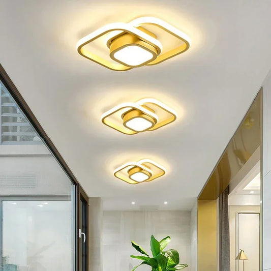 Luminária de Teto LED dourada quadrada de 3 cores instalada em corredor claro - Vittara Decor