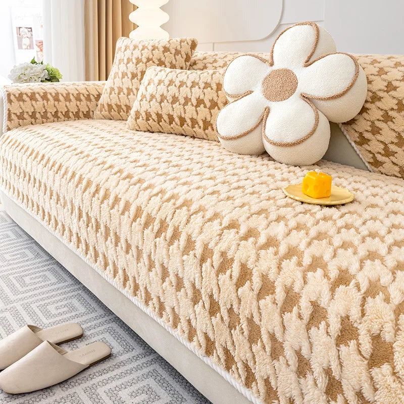 Manta para Sofá Antiderrapante bege com almofadas combinando no sofá - Vittara Decor