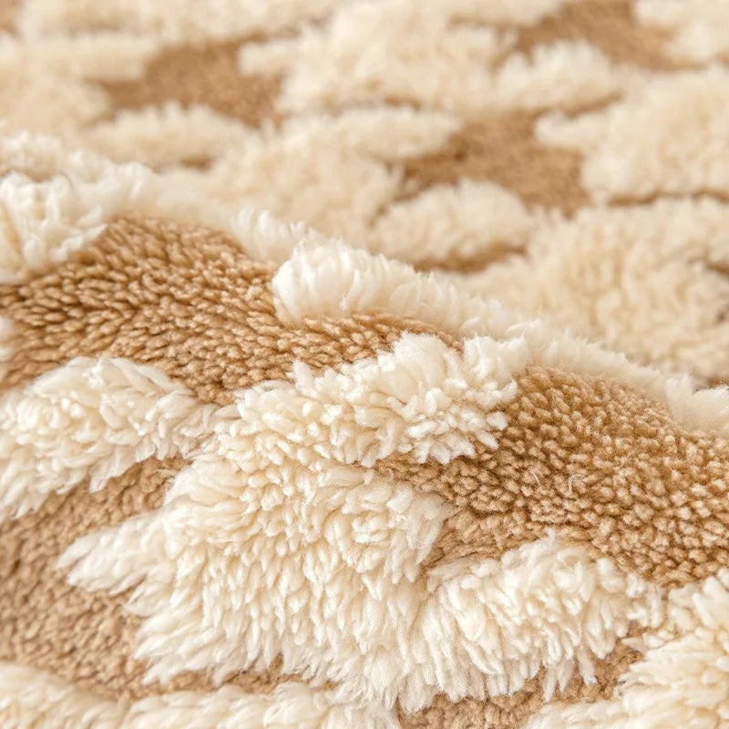 Detalhe da textura felpuda de pelúcia da manta para sofá - Vittara Decor