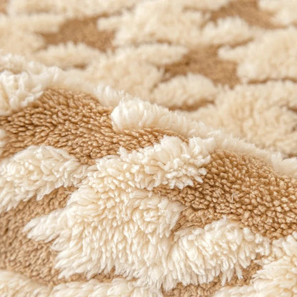 Detalhe da textura felpuda de pelúcia da manta para sofá - Vittara Decor