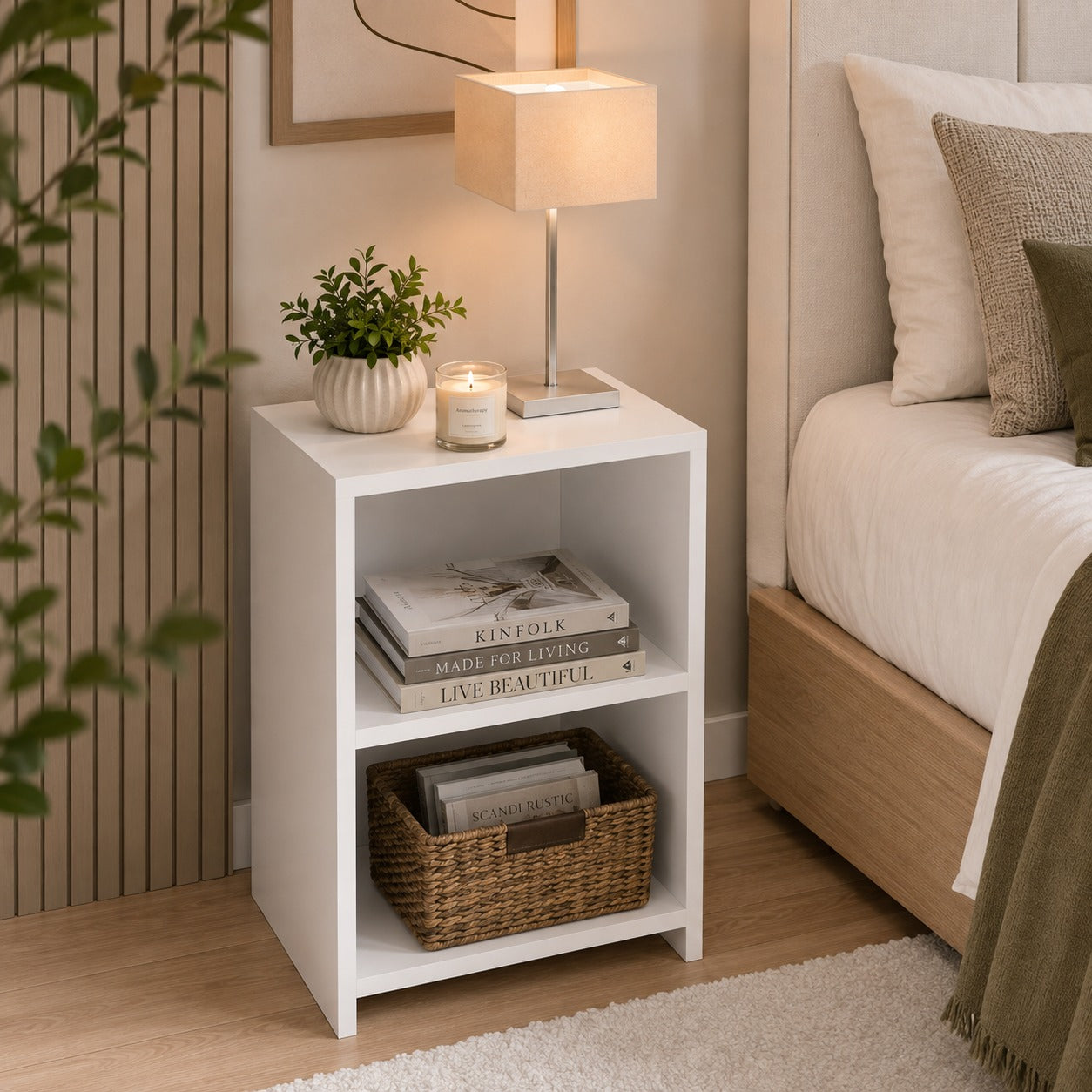 Mesa de cabeceira branca com dois nichos abertos ao lado da cama no quarto - Vittara Decor