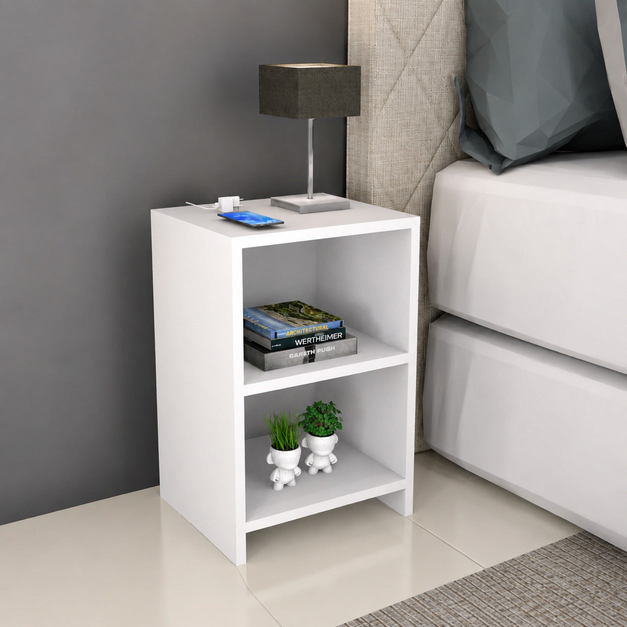 Mesa de cabeceira branca de dois nichos em quarto moderno de parede cinza - Vittara Decor
