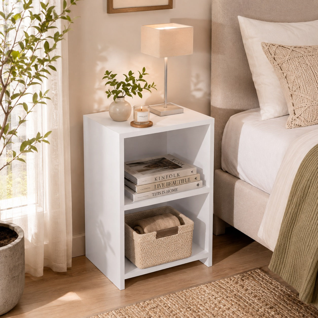 Criado mudo branco com livros no nicho superior e cesto no nicho inferior - Vittara Decor