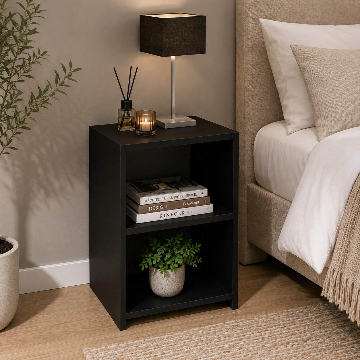 Mesa de cabeceira preta com dois nichos abertos ao lado da cama no quarto - Vittara Decor