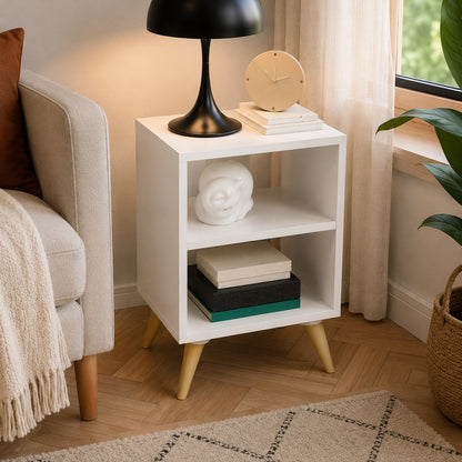Mesa de cabeceira retrô branca usada como mesa de apoio ao lado da poltrona - Vittara Decor