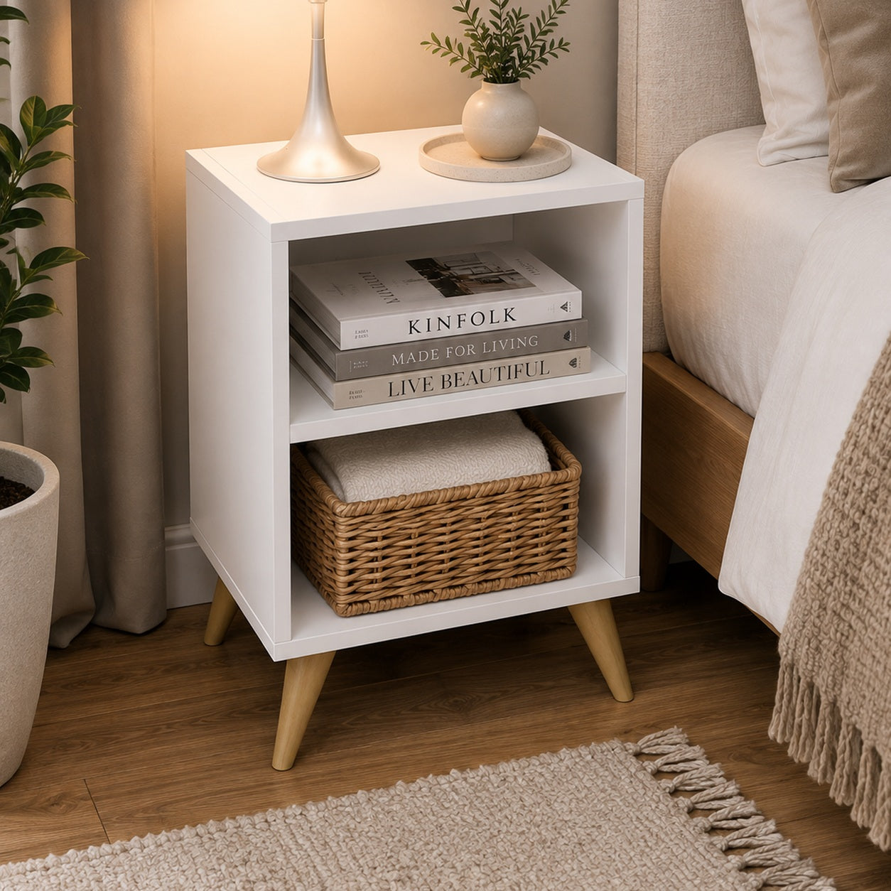 Mesa de cabeceira retrô branca com pés palito e dois nichos abertos ao lado da cama - Vittara Decor