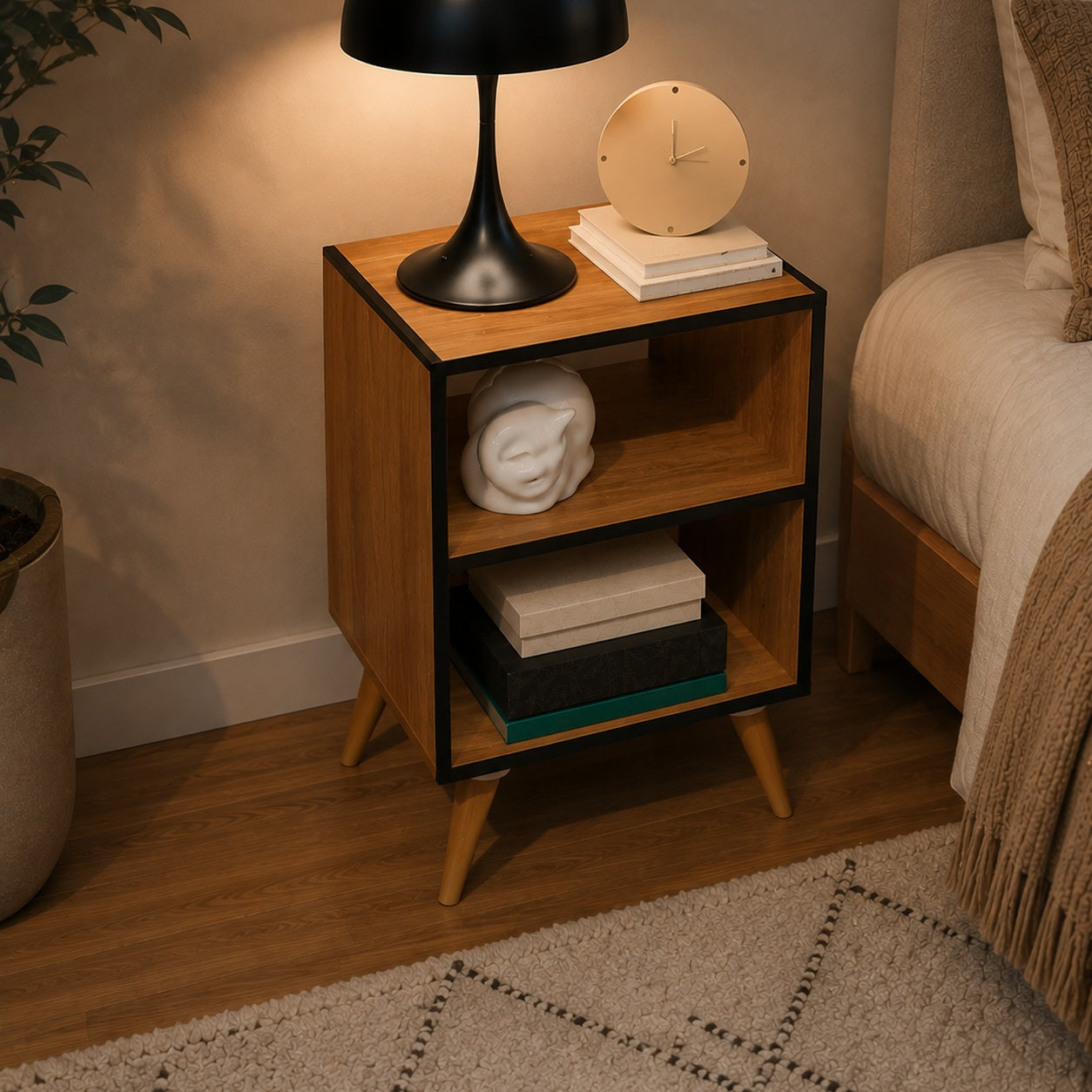 Mesa de cabeceira retrô castanho com bordas pretas e pés palito no quarto - Vittara Decor