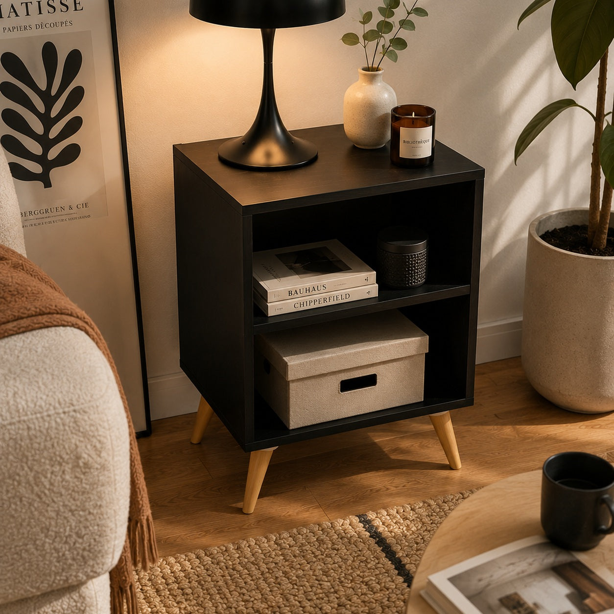 Mesa de cabeceira retrô preta com pés palito e dois nichos abertos na sala - Vittara Decor