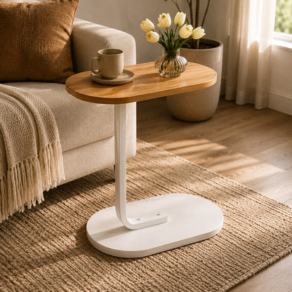 Mesa lateral em C bege com vaso de tulipas e xícara ao lado do sofá - Vittara Decor