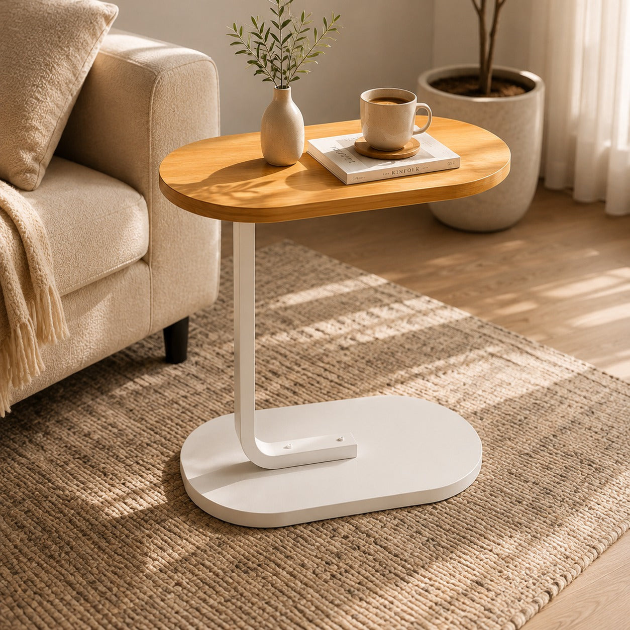 Mesa lateral em C bege com tampo de madeira clara e base branca - Vittara Decor