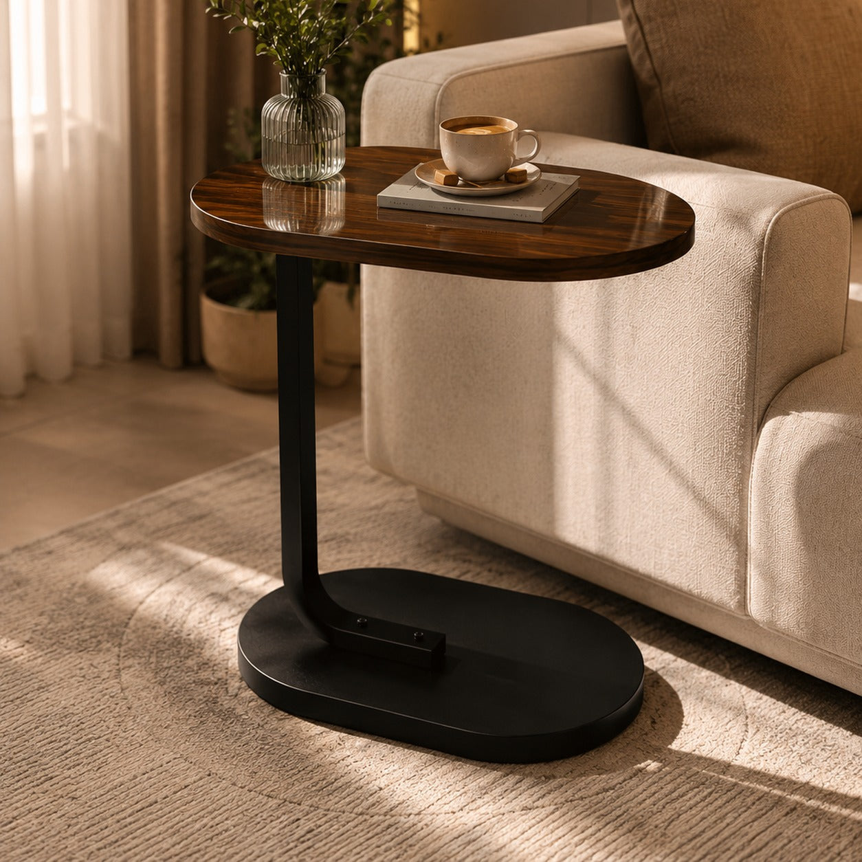 Mesa lateral em C marrom apoiando xícara de café e livro junto ao sofá - Vittara Decor