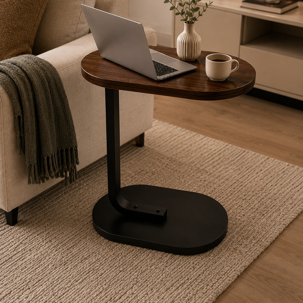 Mesa lateral em C marrom com notebook aberto sobre o tampo na sala - Vittara Decor