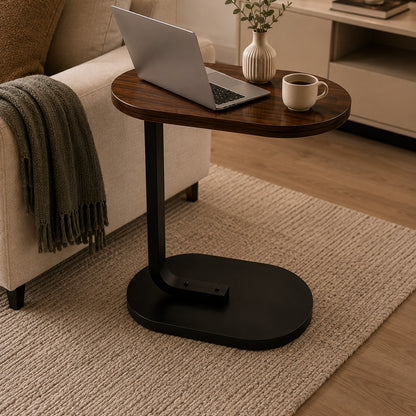 Mesa lateral em C marrom com notebook aberto sobre o tampo na sala - Vittara Decor