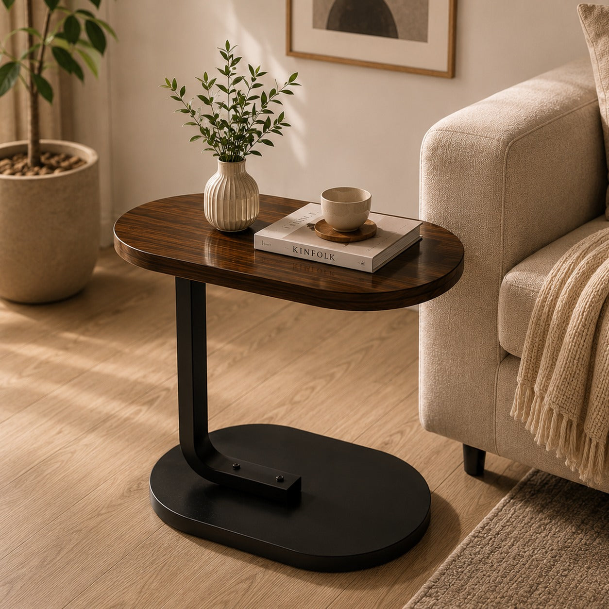 Mesa lateral em C marrom com tampo de MDF ao lado do sofá na sala - Vittara Decor