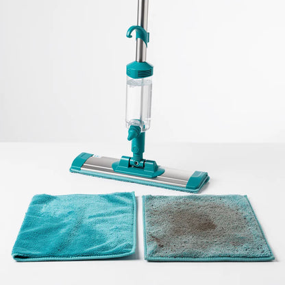 Dois refis de microfibra do mop spray lado a lado: um limpo e um após uso mostrando a capacidade de absorção - Vittara Decor