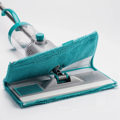Refil de microfibra teal sendo removido da cabeça do mop spray mostrando o sistema de velcro e encaixe na - Vittara Decor