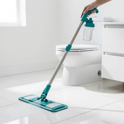 Mop spray com reservatório limpando piso cerâmico branco de banheiro com névoa de água na superfície - Vittara Decor