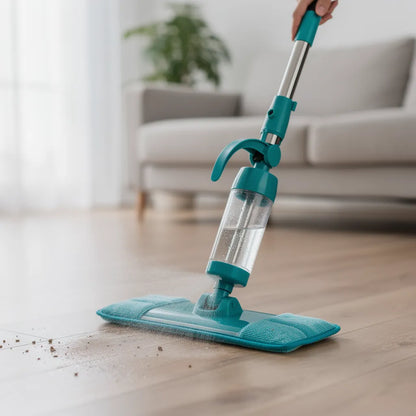 Mop spray com reservatório limpando piso laminado de madeira clara em sala de estar moderna com spray visível - Vittara Decor