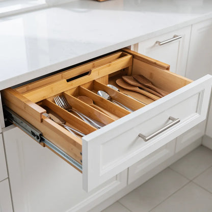 Gaveta de cozinha branca estilo shaker aberta com organizador de talheres em bambu e colheres de madeira - Vittara Decor