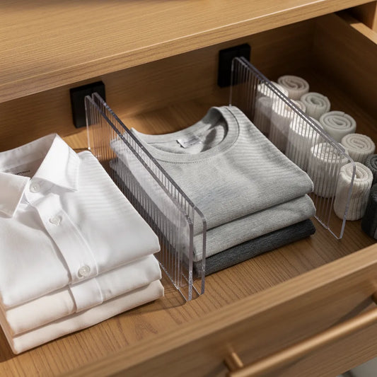 Organizador de gavetas em acrílico transparente regulável 2 peças instalado em gaveta com roupas dobradas - Vittara Decor