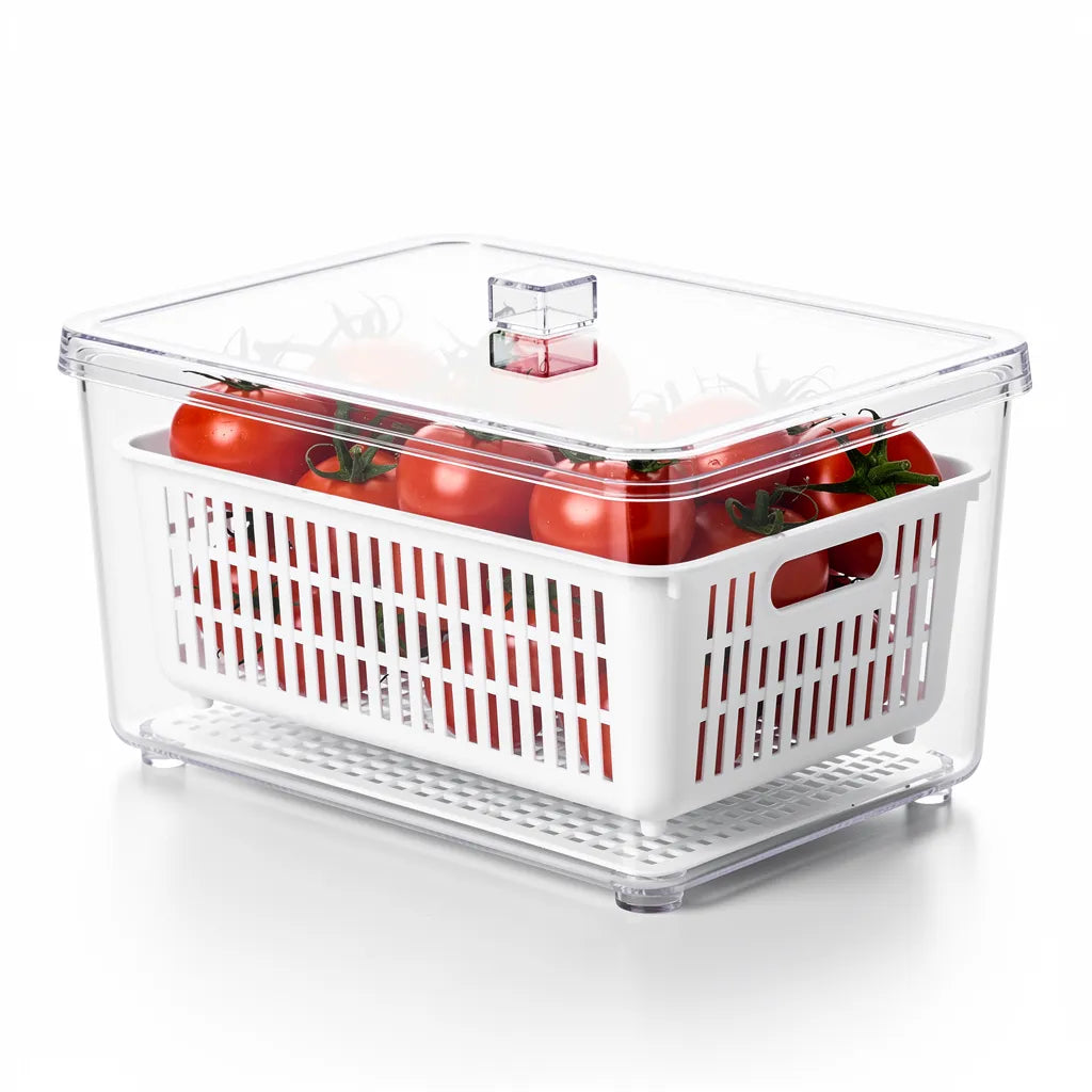 Organizador de geladeira transparente com cesto branco e tomates cereja fundo branco - Vittara Decor