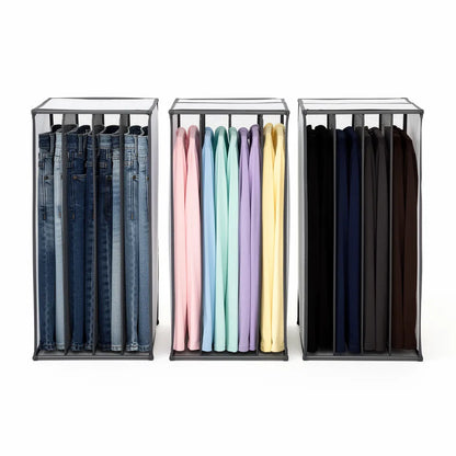 Kit com 3 organizadores separadores de roupas para armário lado a lado com jeans camisetas pastel e camisetas escuras organizadas em slots verticais - Vittara Decor