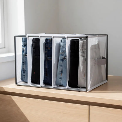 Organizador separador de roupas com calças jeans e chinos de tons variados dobrados verticalmente nos slots em prateleira de guarda-roupa - Vittara Decor