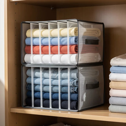 Dois organizadores separadores de roupas empilhados em prateleira de armário madeira com camisetas coloridas acima e jeans abaixo - Vittara Decor