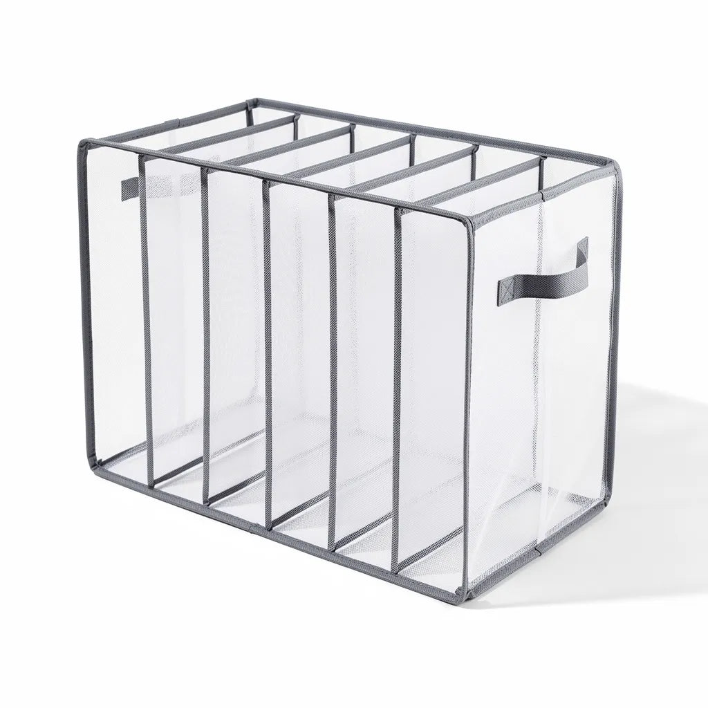 Organizador separador de roupas para armário vazio em fundo branco mostrando estrutura de arame e 7 divisórias verticais de malha transparente - Vittara Decor