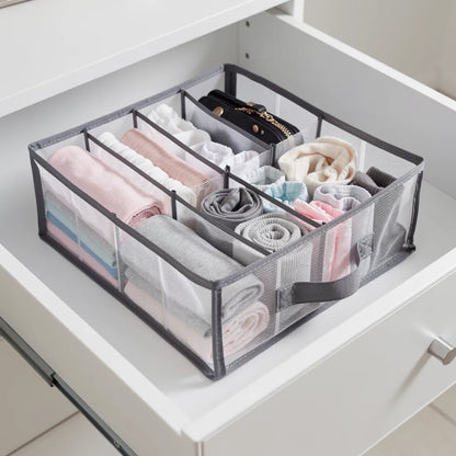 Organizador separador de roupas dentro de gaveta branca com roupas íntimas e meias organizadas em slots individuais verticais - Vittara Decor