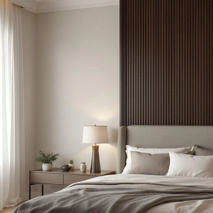 Painel ripado autocolante nogueira intenso em parede de quarto — Vittara Decor