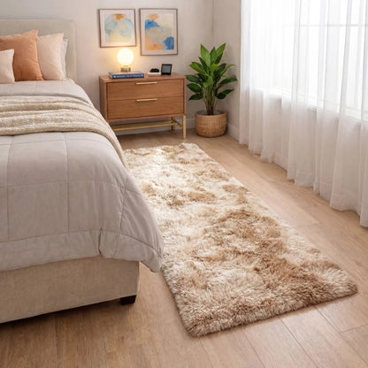 Passadeira felpuda bege mesclado posicionada aos pés da cama de casal - Vittara Decor