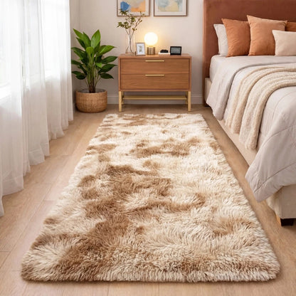 Passadeira felpuda bege mesclado em quarto de piso claro e cortina branca - Vittara Decor