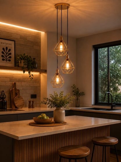 Pendente triplo aramado dourado sobre bancada de cozinha - Vittara Decor