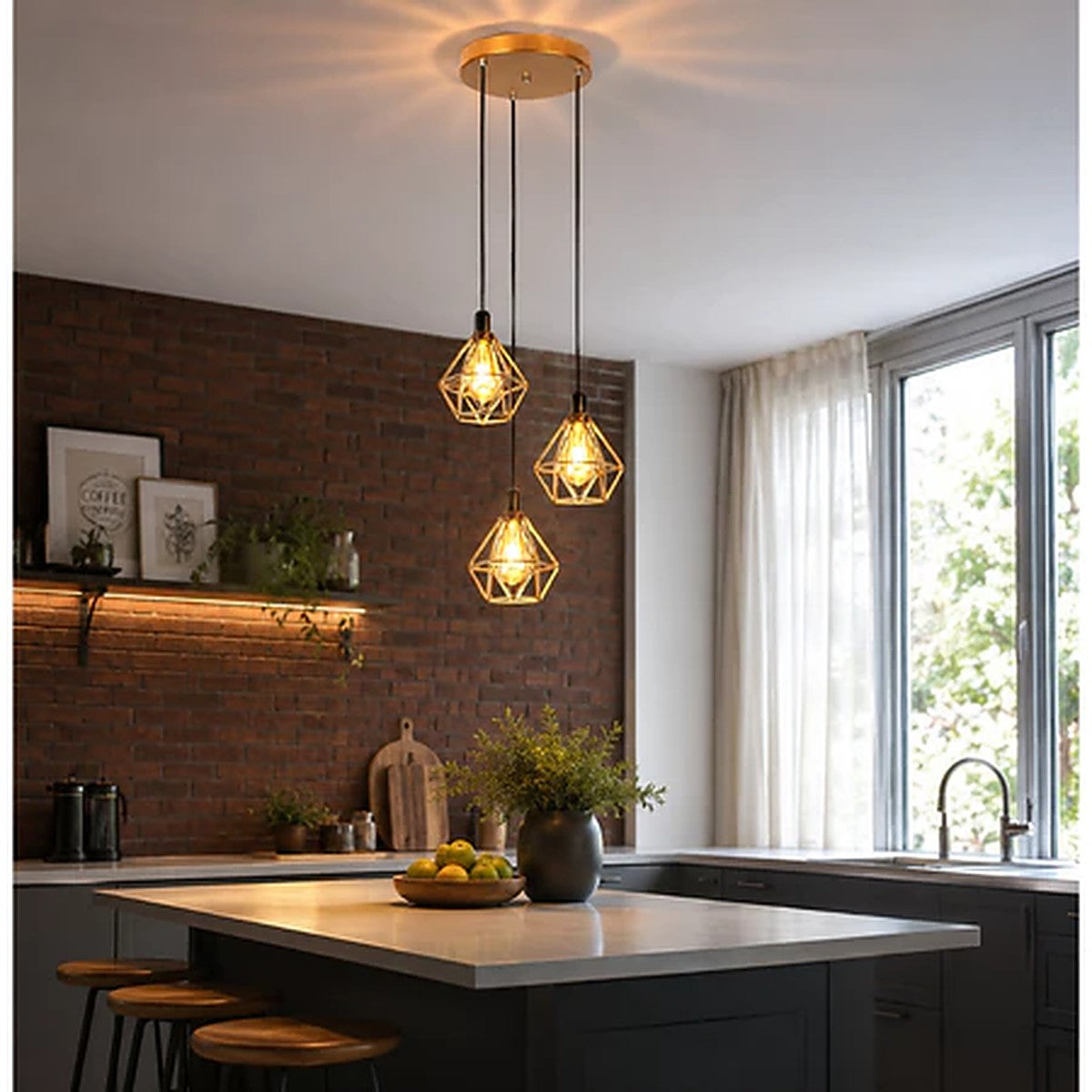 Pendente triplo aramado dourado em cozinha com parede de tijolinho - Vittara Decor