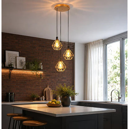 Pendente triplo aramado dourado em cozinha com parede de tijolinho - Vittara Decor