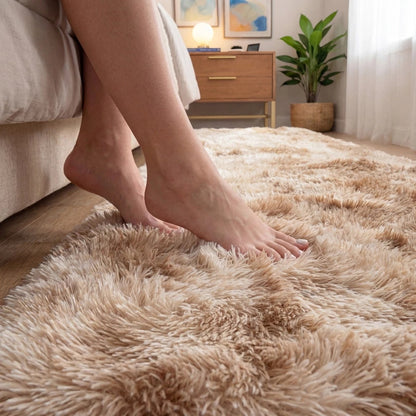 Pés descalços apoiados sobre o pelo alto da passadeira felpuda - Vittara Decor