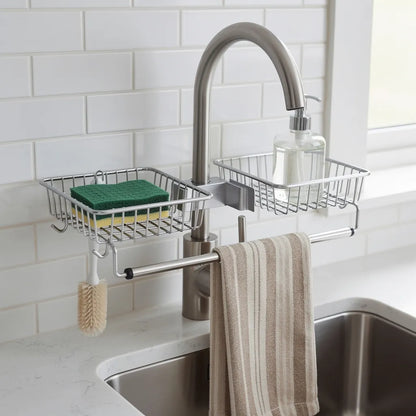 Organizador porta esponja alumínio prata em uso com pano de prato e esponja - Vittara Decor