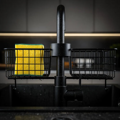 Detalhe do encaixe do organizador porta esponja alumínio preto na torneira - Vittara Decor